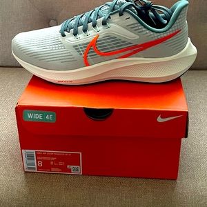 NIKE AIR ZOOM PEGASUS 39 4E Color: PURE PLATINUM/TOTAL ORANGE PUR/ORANGE